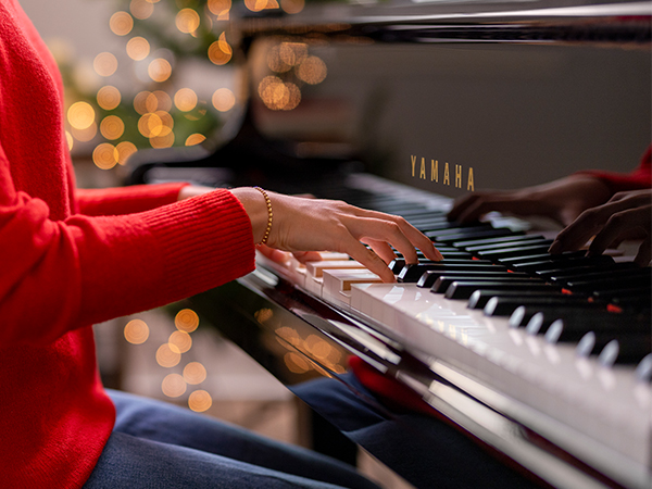 BRDADM792900-Holiday-2023-Blog-Images_gb1k_600x450 Closeup of someone playing a Yamaha baby grand piano.